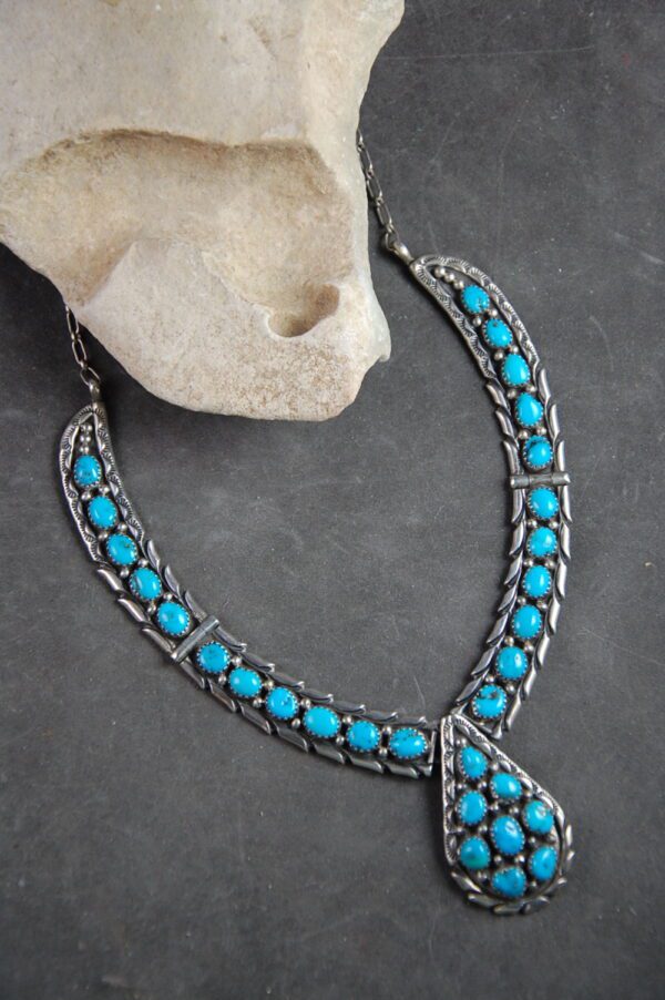 A necklace with turquoise stones on it